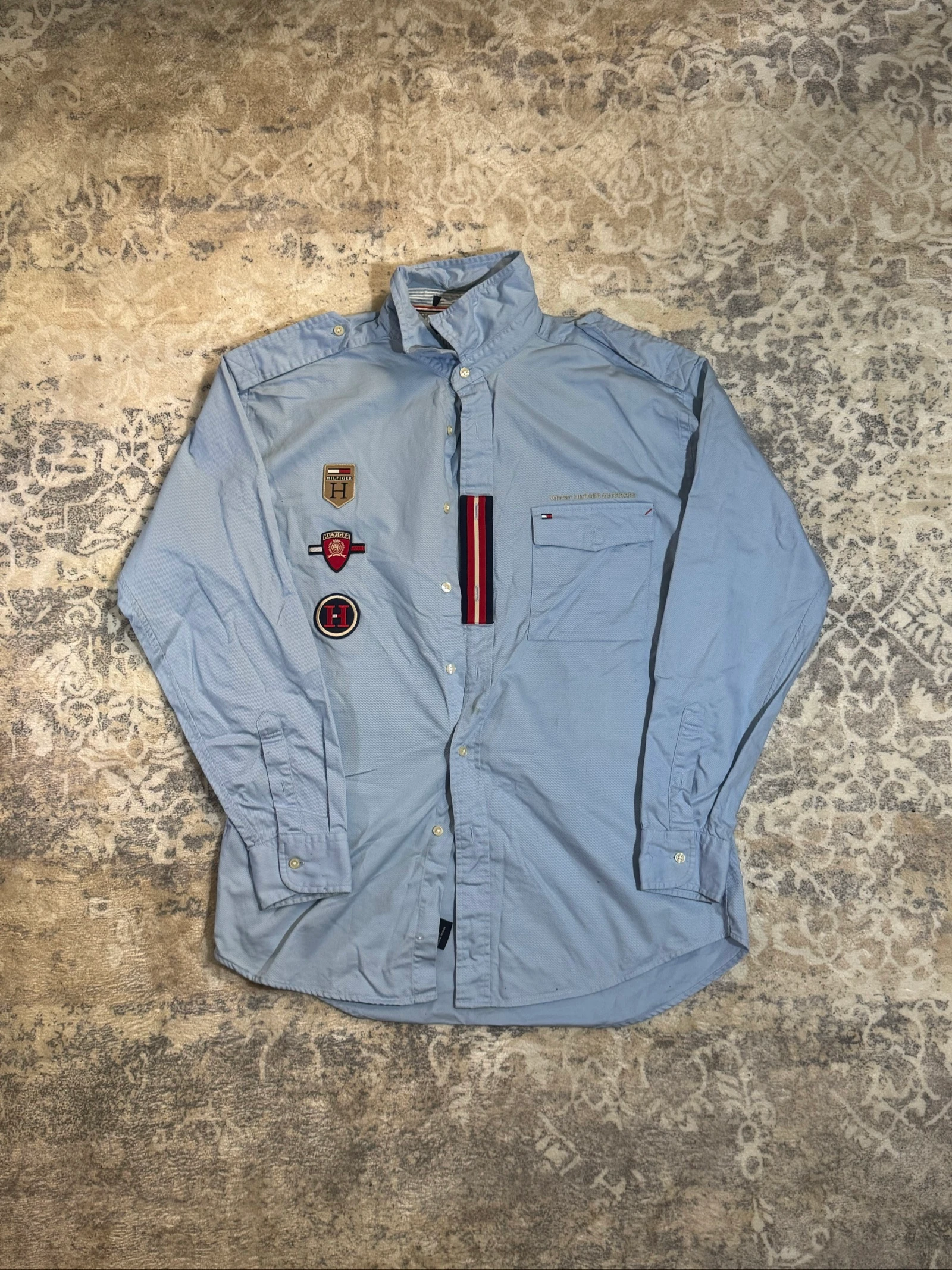 Camisa Tommy Hilfiger Vintage Azul Claro con Parches Bordados